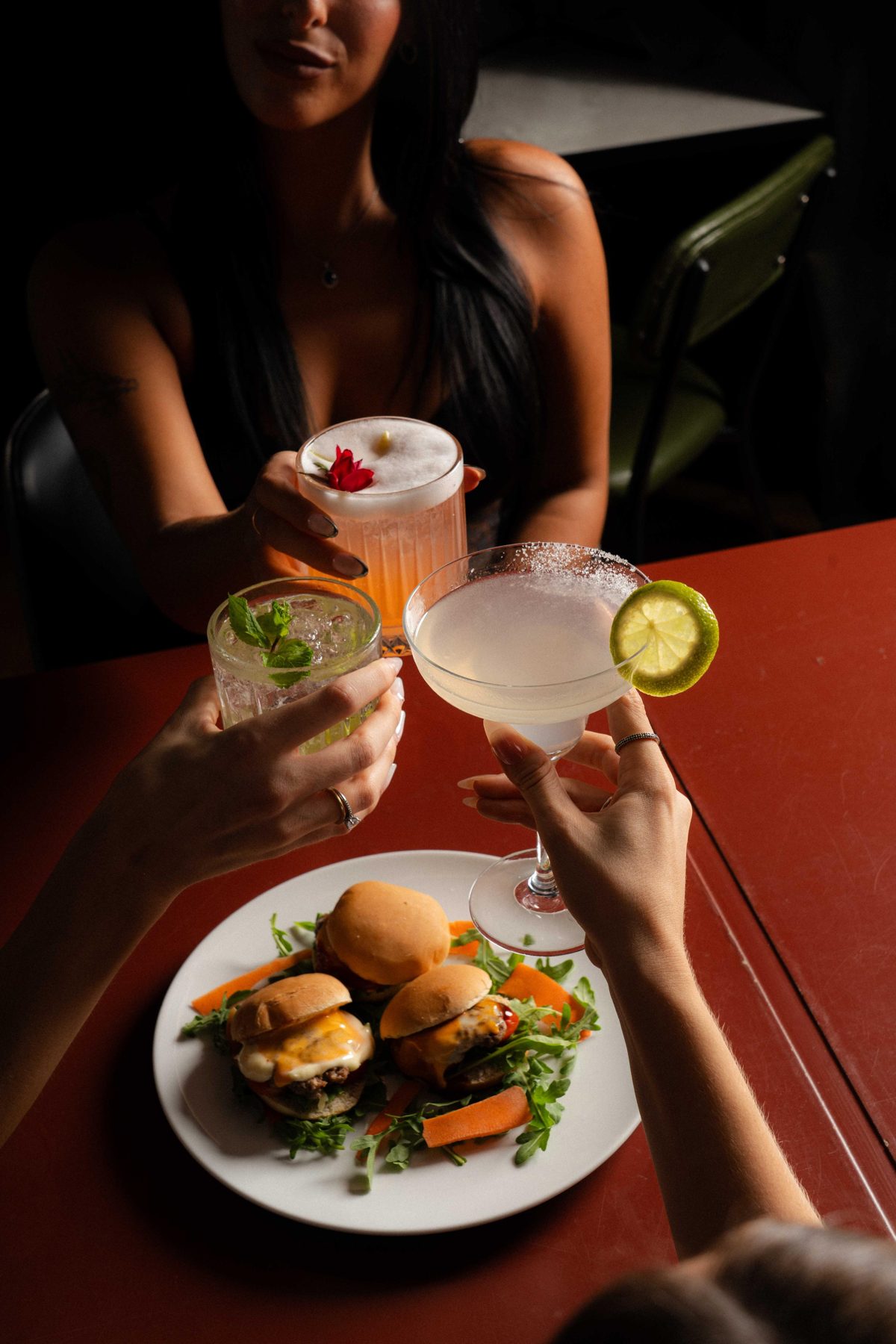 Un brindisi con cocktail e mini burger