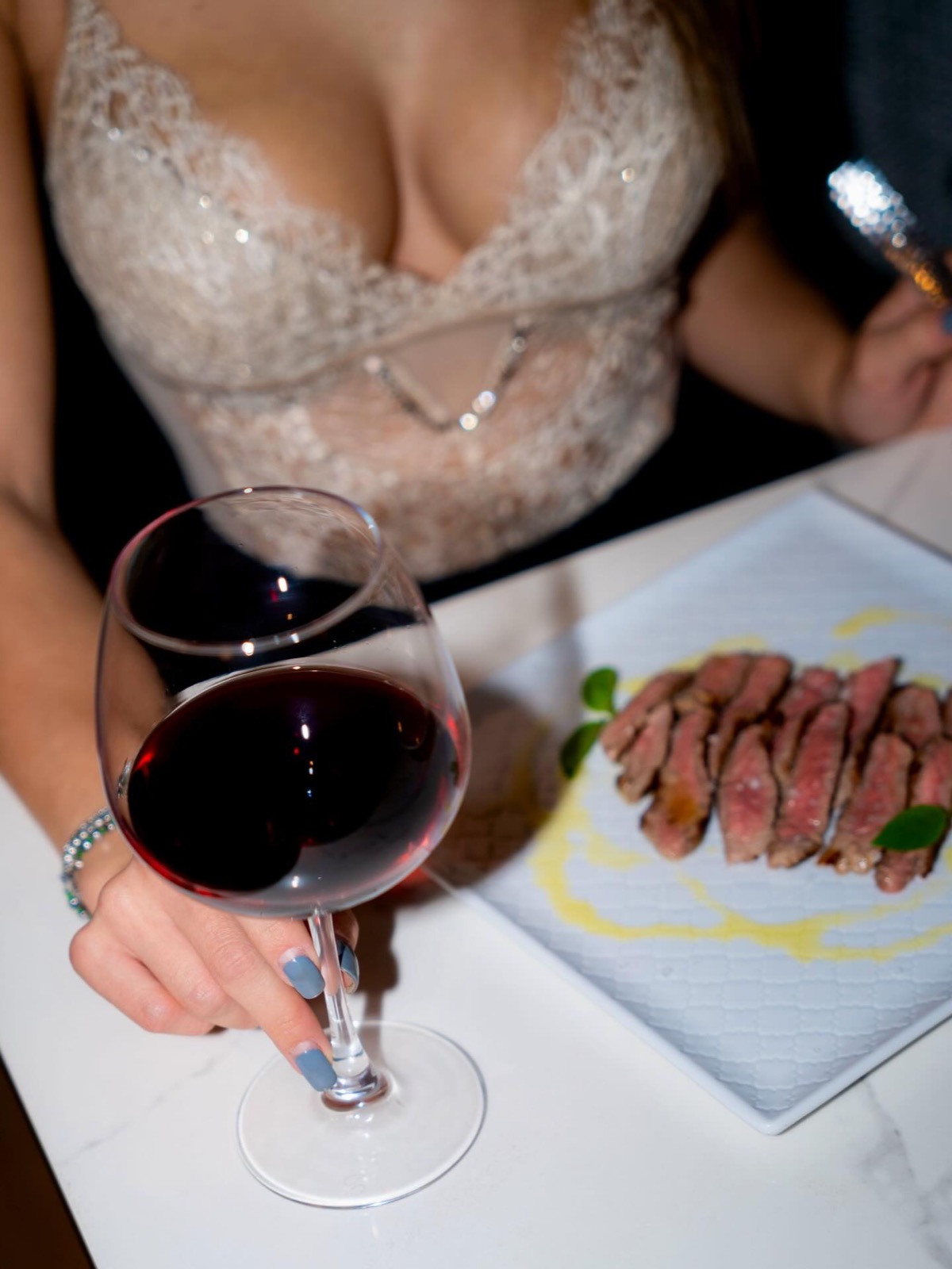Tagliata e calice di rosso